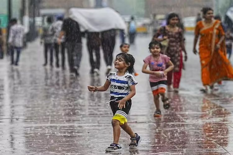 Light rain lashes parts of Delhi, IMD issues 'yellow alert'