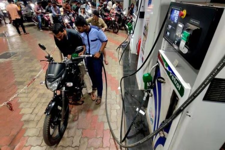 Government cuts excise duty on petrol and diesel, windfall profit tax on fuel exports