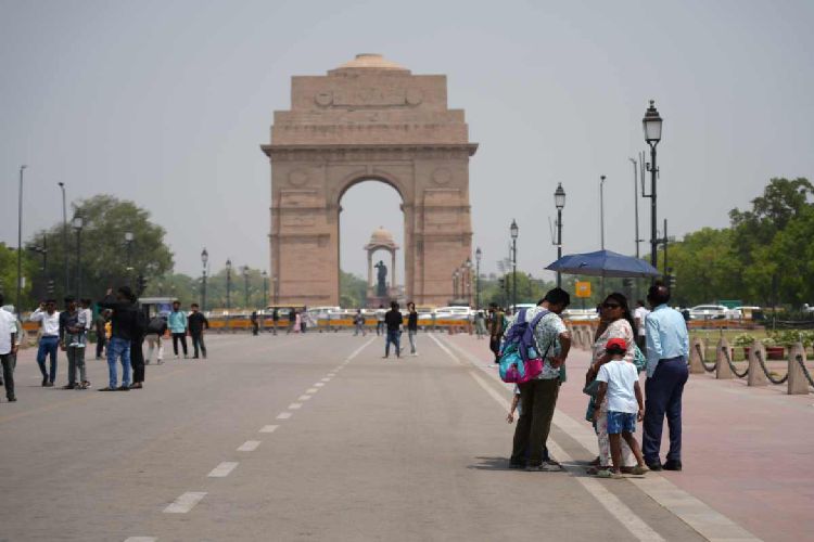 Delhi recorded a minimum temperature of 18.8 degrees Celsius; cloudy sky expected during the day