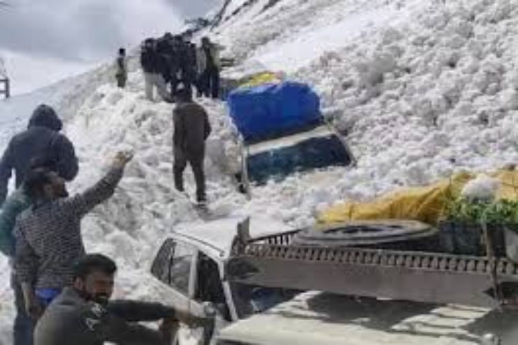 Srinagar-Ladakh highway closed for traffic due to avalanche