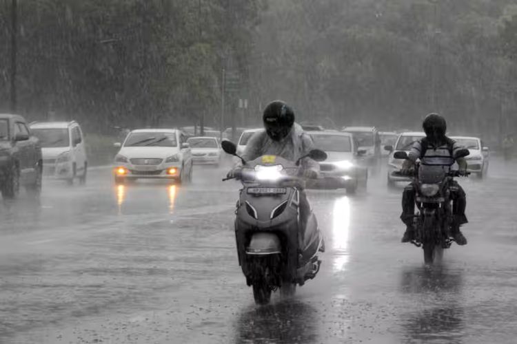 Minimum temperature recorded at 19.4 degrees Celsius in Delhi; light rain likely.
