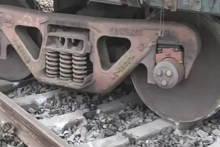 Goods train derails near Manubolu, disrupting Vijayawada-Chennai & Tirupati rail traffic