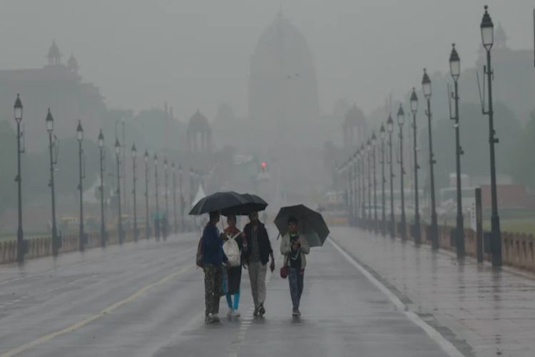 Rain and strong winds forecast for Delhi; Orange Alert issued.