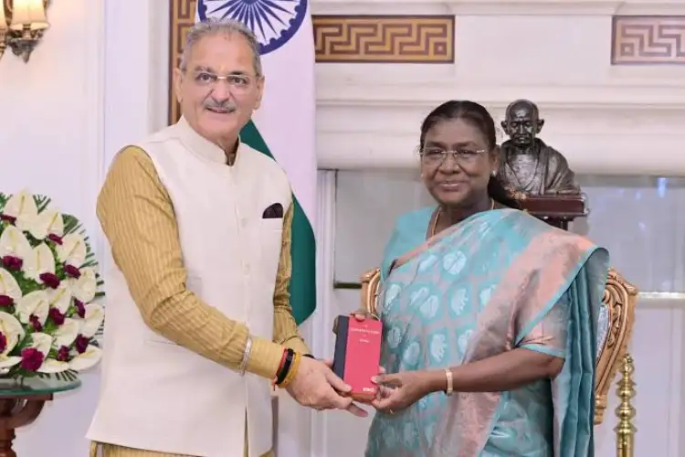 Governor Kavinder Gupta visits Himachal Emporium in New Delhi