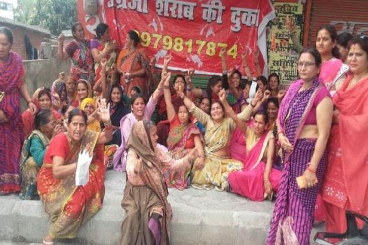 UP: Women Block Road in Kasganj to Protest Proposed Liquor Shop in Residential Area