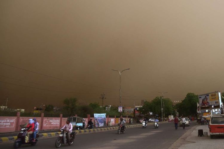 Dust storms occurred at several places in Rajasthan, and it rained in many areas.
