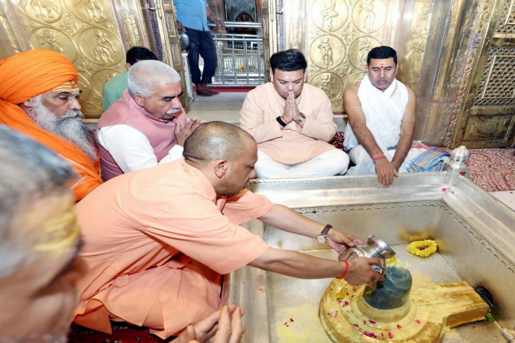 Chief Minister Adityanath visited 'Kashi Kotwal' and Baba Vishwanath.
