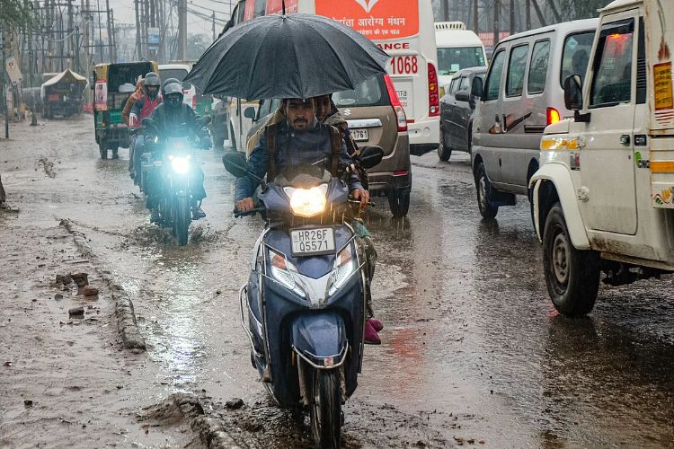 Delhi's temperature drops after overnight rain, AQI becomes 'satisfactory'