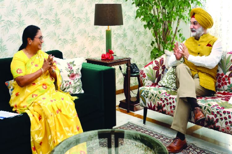 Delhi: Lieutenant Governor Sandhu, Chief Minister Gupta visit Vasudev Ghat to review monsoon preparations