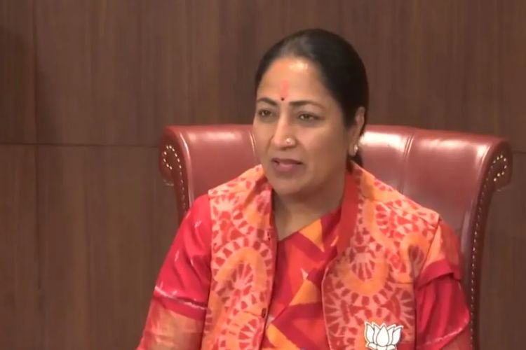 Chief Minister Rekha Gupta made a surprise inspection of the Trade and Tax Department office.