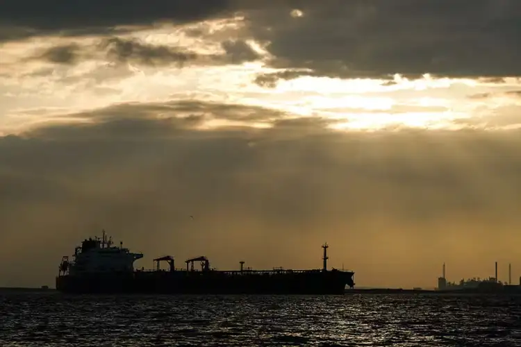 Iranian supertanker breaches 