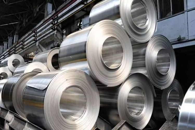 Aluminium futures rise on new deals