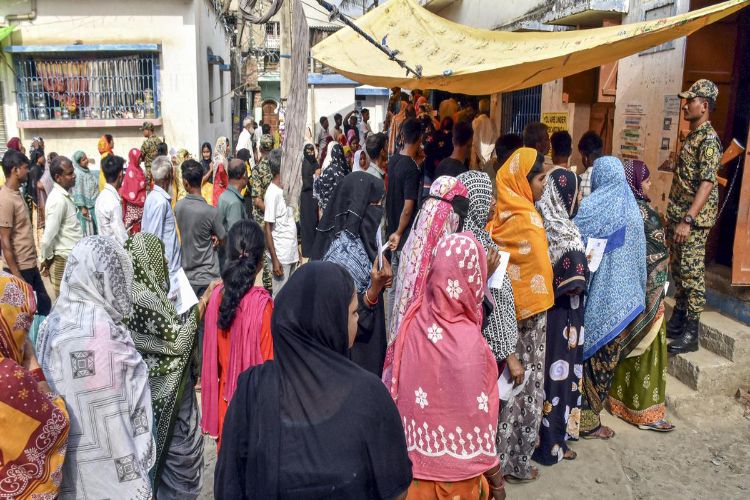 West Bengal: The arrival of 'Ramlal' at the polling booth makes the atmosphere interesting.
