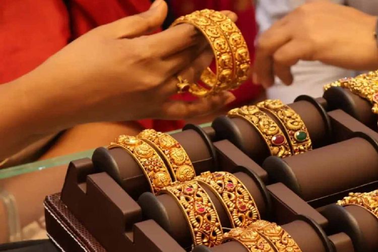 Gold falls by ₹900 in Delhi; silver tumbles by ₹5,300.