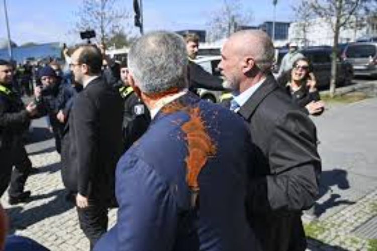 Red liquid thrown at Iran's exiled Crown Prince Reza Pahlavi in ​​Berlin.