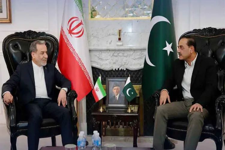 Iran's Foreign Minister meets Pakistan's Army Chief