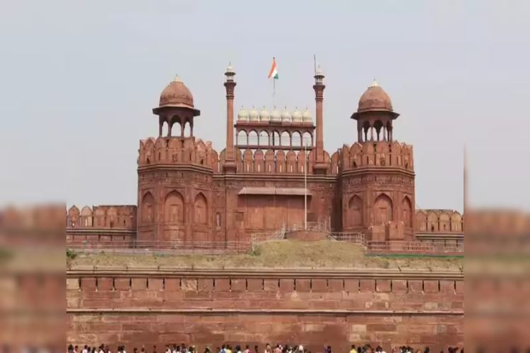 April 29: The foundation of the Red Fort was laid.