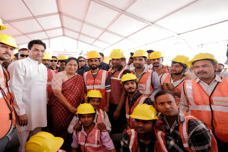 Delhi CM Rekha Gupta attends Labour Day event in Dhirpur, meets workers