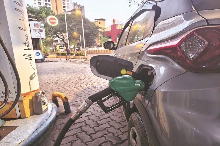 Delhi: Over 15,000 vehicles without PUC did not get fuel in four days