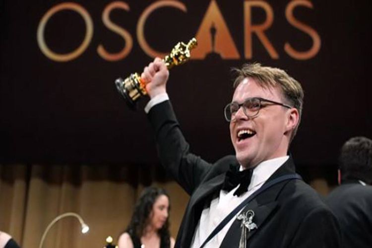 Filmmaker loses Oscar trophy, mistook for weapon by New York airport security