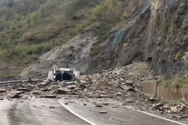 J-K traffic police issues traffic advisory after landslide blocks Doda-Kishtwar road