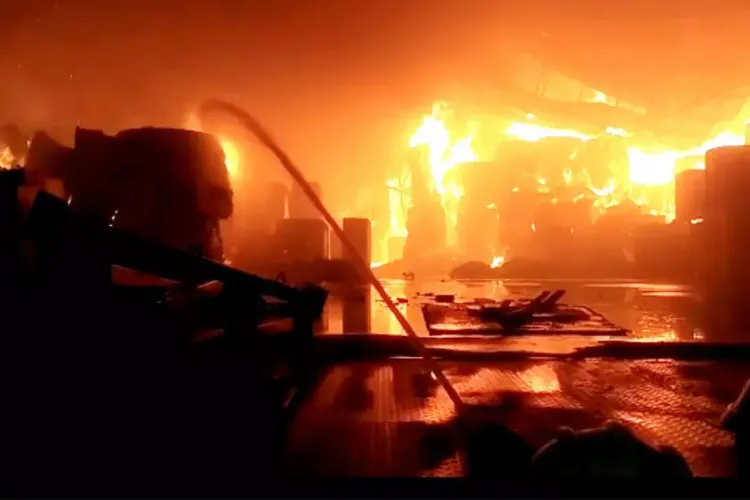 Massive fire breaks out in Jabalpur warehouses, three warehouses gutted