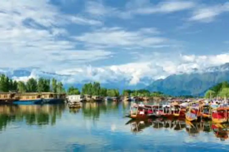 Tourists flock to Kashmir: Dal Lake's serenity and cool climate draw visitors in large numbers