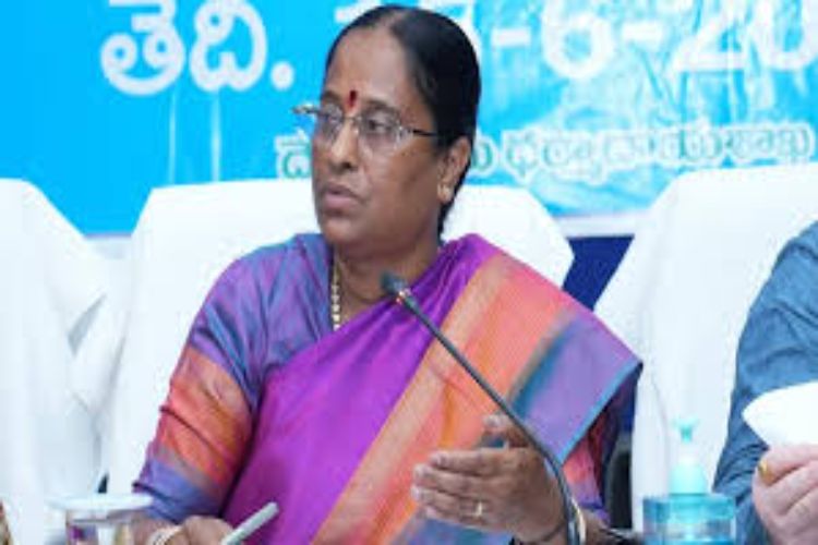 funds from the Centre for Telangana: Konda Surekha