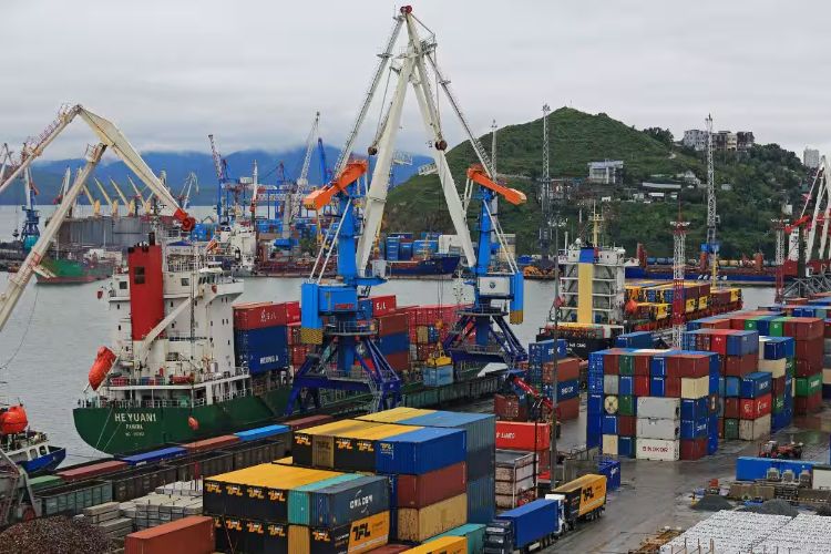 India's exports rise 4.6% to record $863.11 billion