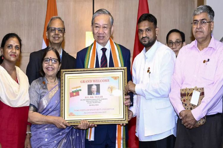 Luong Cuong was presented with a lotus, a Buddha statue, and silk robes