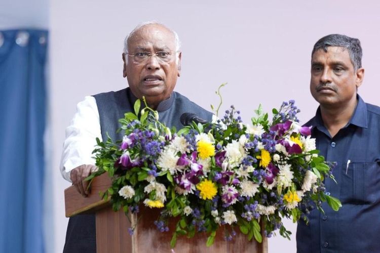Kharge, Rahul discuss chief ministerial position with key Kerala leaders