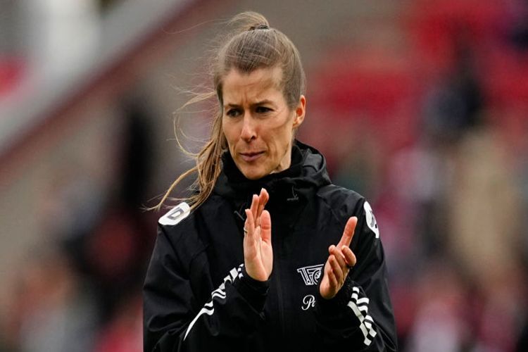 Marie-Louise Etta became the first female head coach