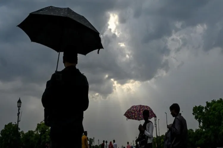 Rain and thunderstorms likely in Delhi tonight; heat to intensify starting May 15.