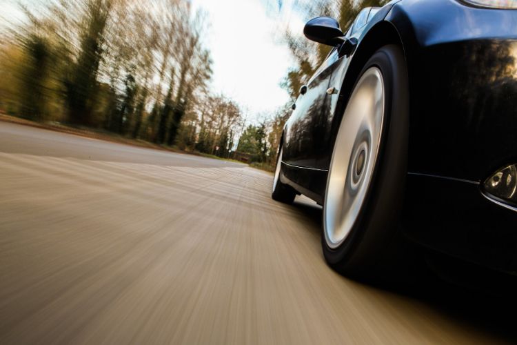 Stolen car seized in Thane, driver tries to run over police