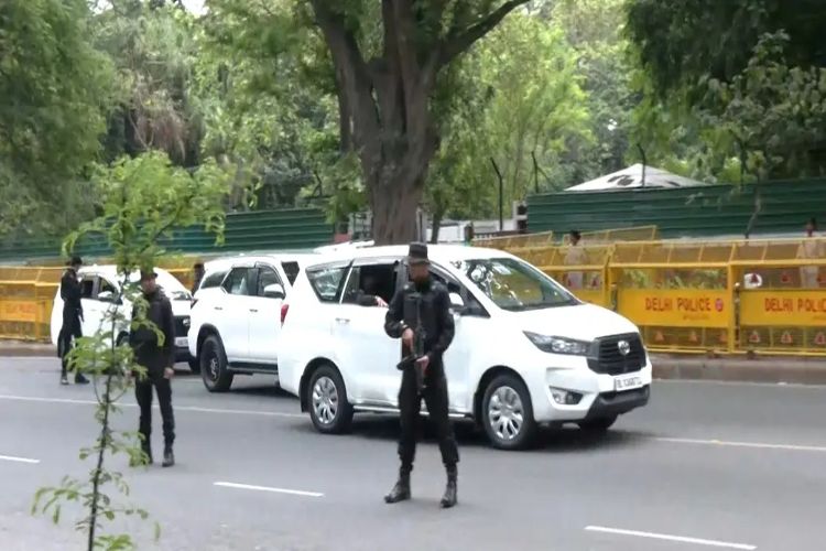 Goa CM halves convoy on PM's appeal