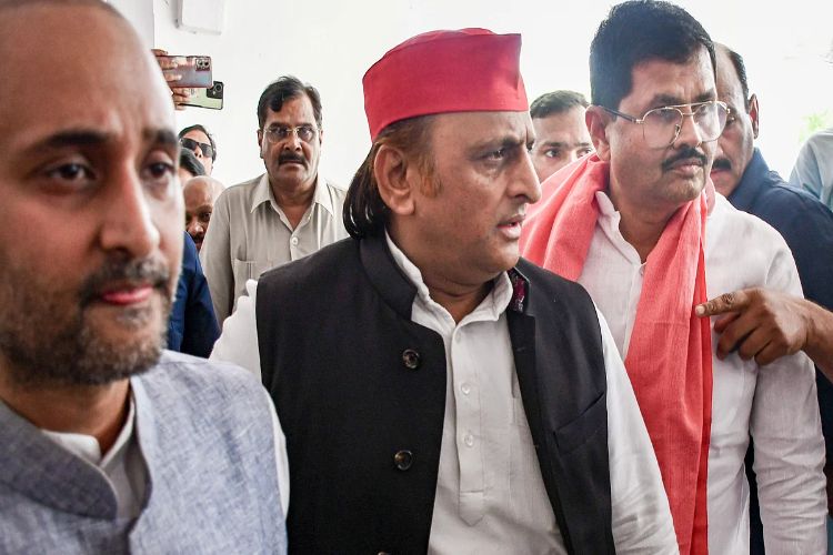 Akhilesh Yadav asks SP workers to help those affected by the storm