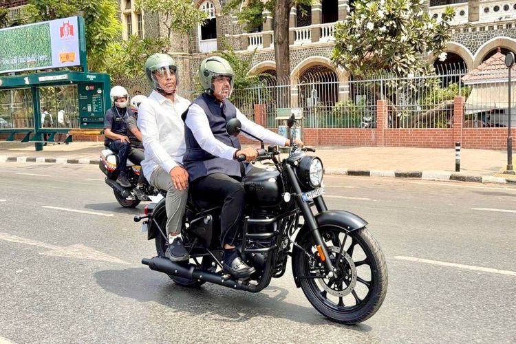 Chief Minister Fadnavis reached the Vidhan Bhavan on a motorcycle.