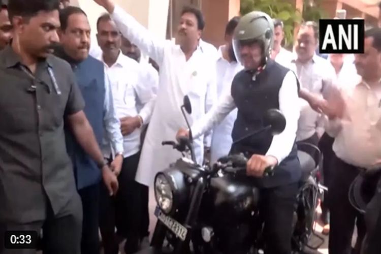 Fadnavis reached the Vidhan Bhavan on a motorcycle.