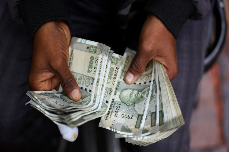 Rupee falls 30 paise to 95.94 per dollar in early trade