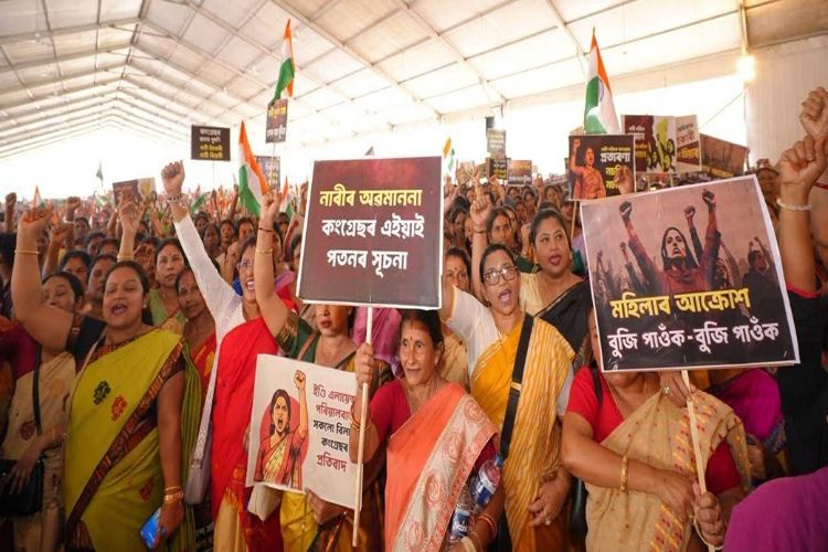 Mahila Morcha targets UDF in protests