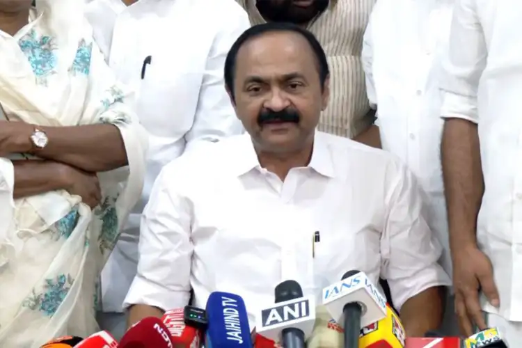 Keralam: AMMA members felicitate VD Satheesan at his residence