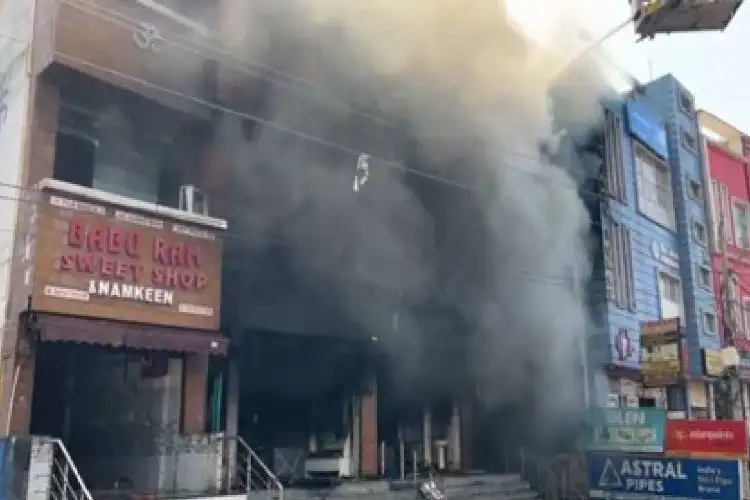 J-K: Massive fire breaks out at shop in Akhnoor Market