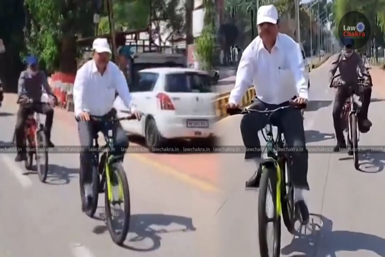 Judge rides bicycle to court to save energy
