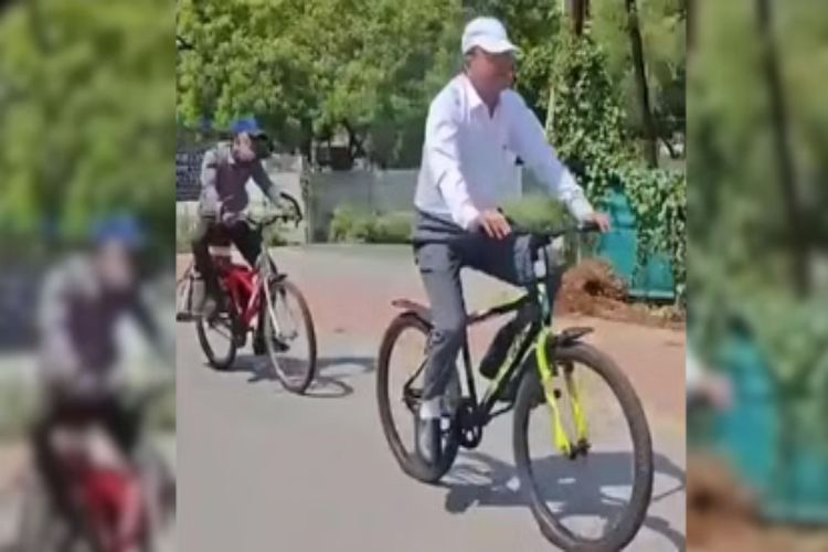 Judge rides bicycle to court to save energy
