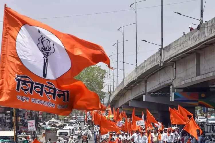 Shiv Sena (Ubatha) protests against onion prices