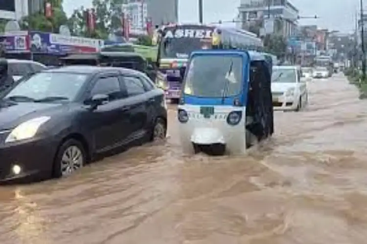 Heavy rain causes waterlogging; disrupts normal life, commute in parts of Karnataka