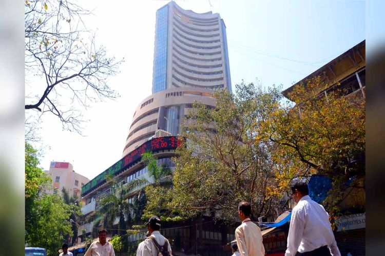 Domestic stock markets fall in early trade amid weakness in global markets