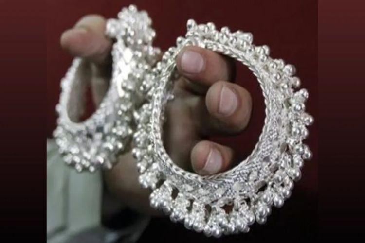 Silver futures rise on strong spot demand