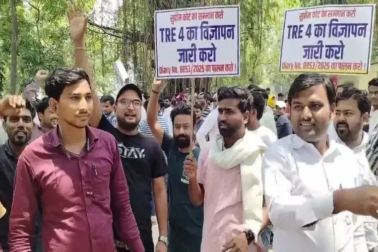 Bihar: Police detains BPSC TRE 4 aspirants protesting outside Patna College demanding release of exam notification