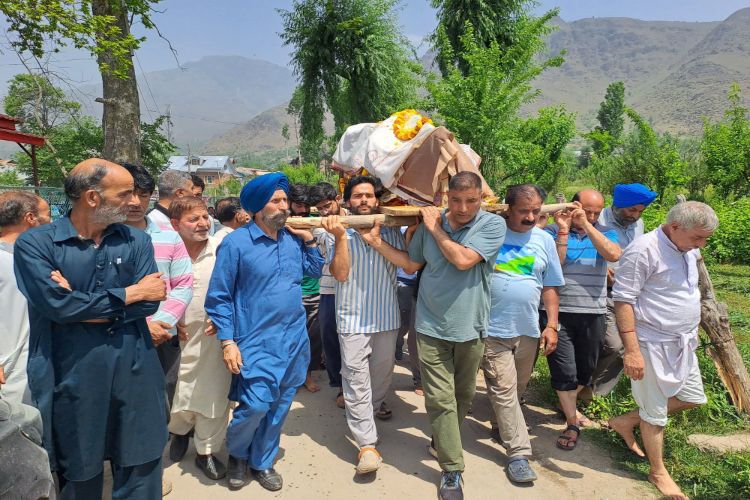 The funeral of a Kashmiri Pandit woman showed communal harmony.